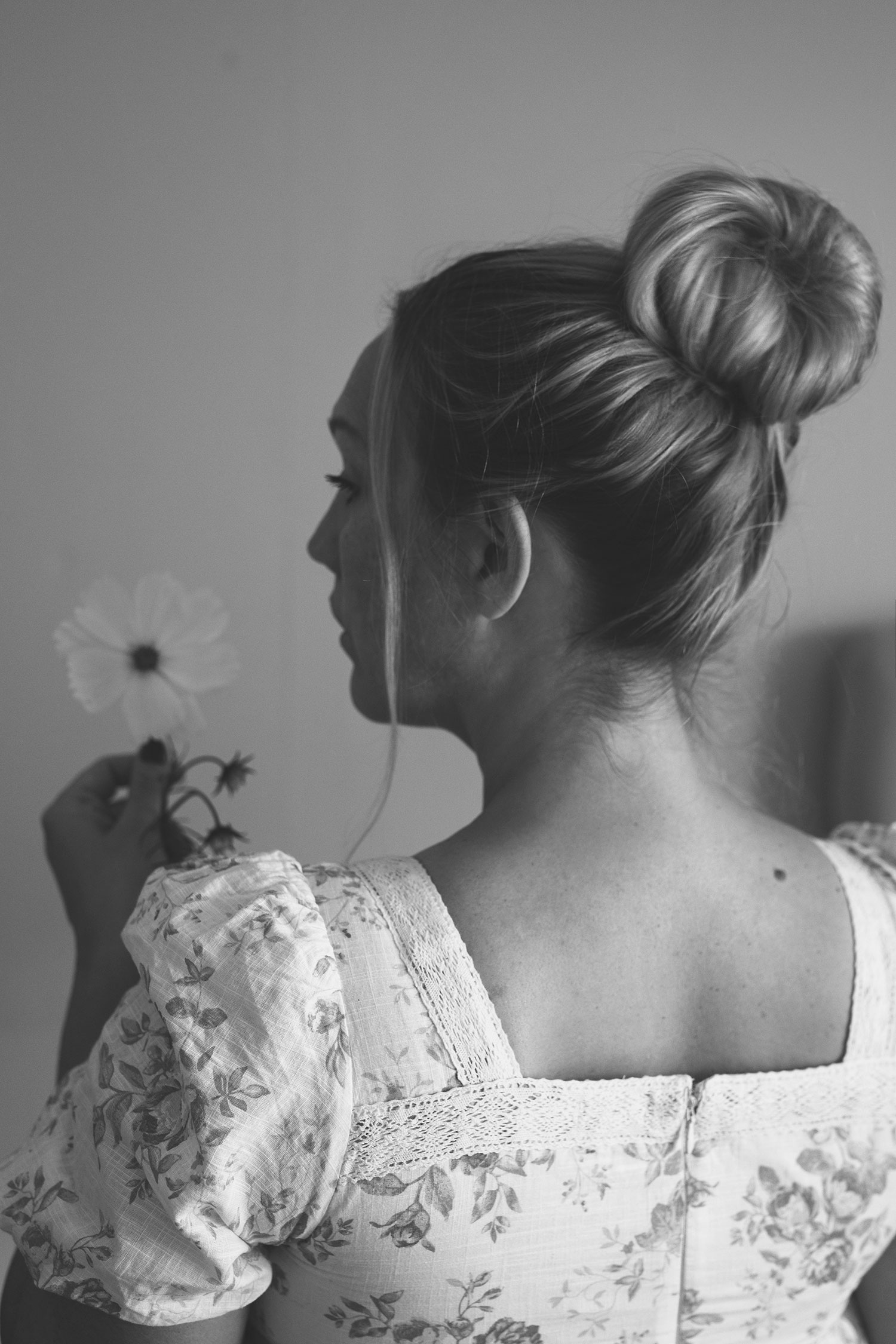 Madeleine Ilmrud håller i en blomma
